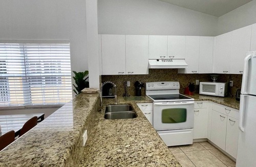 Boca Raton Apartment | Come cozy up in this West Boca Raton apartment