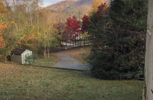 Hiawassee House | Come to Serenity Cove nestled in the mountains and near beautiful Lake Chatuge.