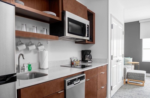 Clearwater Hotel | Comfort and Convenience! 2 Relaxing Units, Free Breakfast, Pets Allowed, Pool