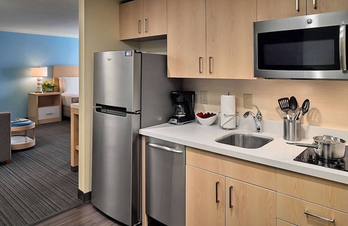 Gwinnett Place Hotel | Comfort and Convenience! 3 Amazing units. Enjoy Swimming Pool Access and Parking