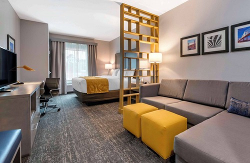 Westside Hotel | Comfort Inn & Suites Jacksonville - Orange Park Near Naval Air Station