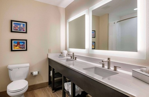 Westside Hotel | Comfort Inn & Suites Jacksonville - Orange Park Near Naval Air Station