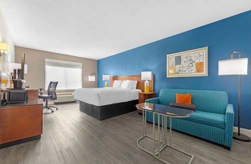 Mount Laurel Hotel | Comfort Inn & Suites Mt. Laurel-Philadelphia