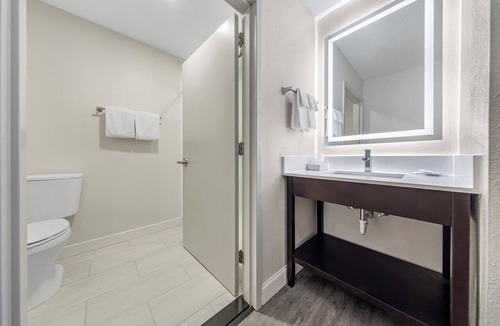 Mount Laurel Hotel | Comfort Inn & Suites Mt. Laurel-Philadelphia
