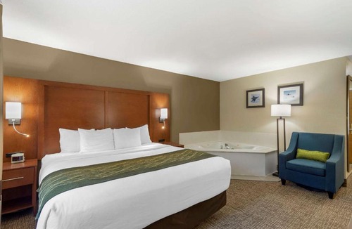 Warner Robins Hotel | Comfort Inn & Suites - near Robins Air Force Base Main Gate