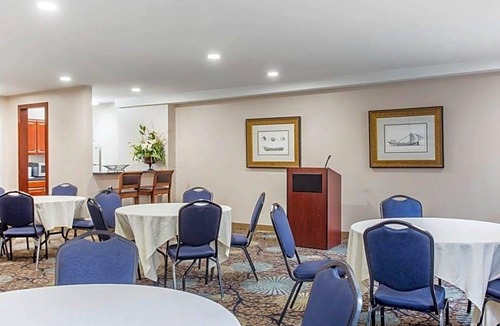Charleston Hotel | Comfort Inn & Suites Patriots Point