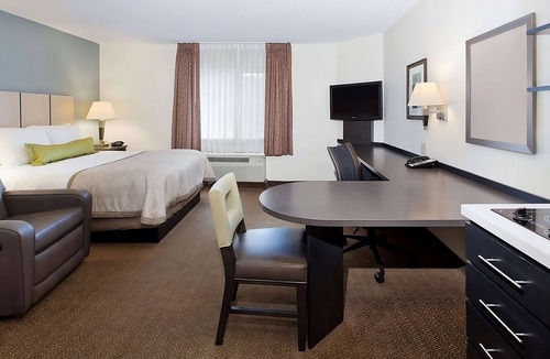 Mount Laurel Hotel | Comfort Meets Affordability! Free Parking, Pets Allowed, Near Laurel Acres