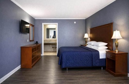 Antioch Hotel | Comfort Room, one king bed accessible non-smoking