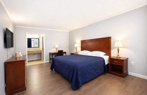 Antioch Hotel | Comfort Room, one king bed accessible non-smoking