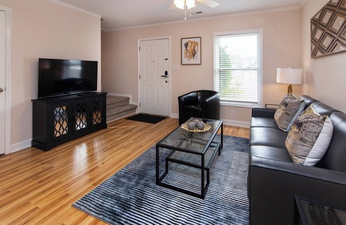Ponderosa - Wingate Apartment | Comfortable 1BR Apartment Near Uptown