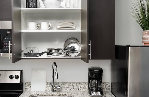 Lithia Springs Hotel | Comfortable and Convenient Retreat - Modern Suite, Pet-Friendly Amenities
