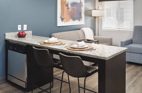 Lithia Springs Hotel | Comfortable and Convenient Retreat - Modern Suite, Pet-Friendly Amenities