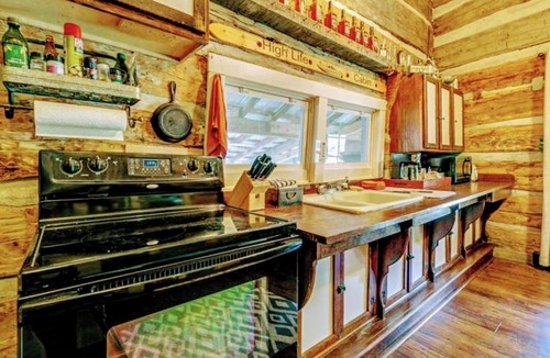 Lynchburg Cabin | Comfortable cabin in Lynchburg with a lake view.5 miles from Jack Daniel