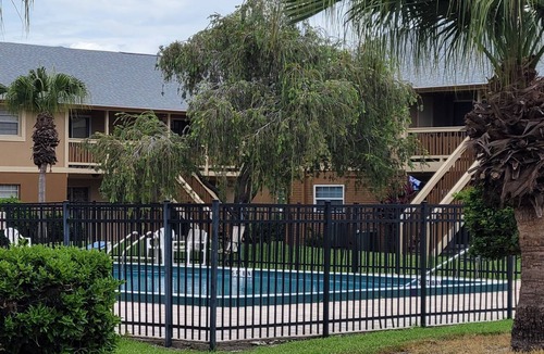 Tropic House | Comfortable centraly located home - 2-bedroom house with AC in Melbourne
