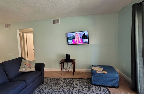 Tropic House | Comfortable centraly located home - 2-bedroom house with AC in Melbourne