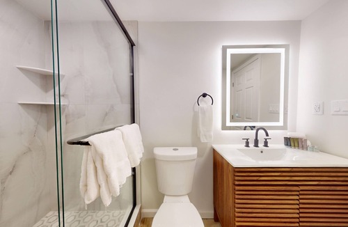 Lower Township Hotel | Comfortable Coastal Retreat with Two Queen Beds - Suite Room