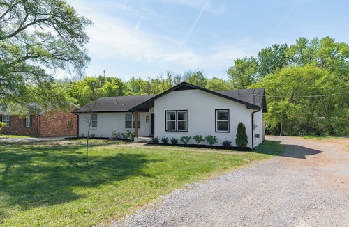 Murfreesboro House | Comfortable Cozy White Brick Stay New by MTSU & DownTown Square Murfreesboro