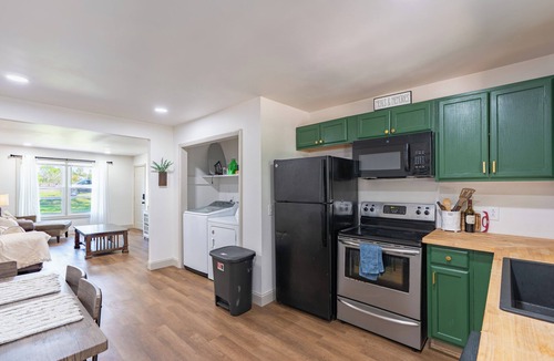 Murfreesboro House | Comfortable Cozy White Brick Stay New by MTSU & DownTown Square Murfreesboro