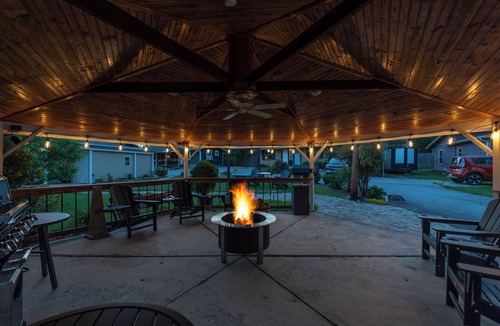 Hendersonville Hotel | Comfortable Queen Room l Near Downtown