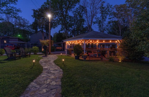 Hendersonville Hotel | Comfortable Queen Room l Near Downtown
