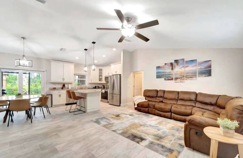 North Port House | Comfortable & Relaxing Home~-Hot Tub~Sleeps 12