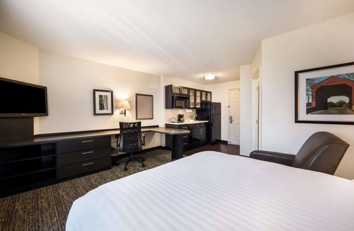 Baymeadows Resort | Comfortable Stay near The Cummer Museum! Nature in Style! Pets Allowed, Kitchen!