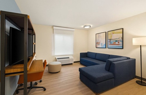 Newnan Hotel | Comfortable Suite Perfect for Business Travelers – Workstation Included