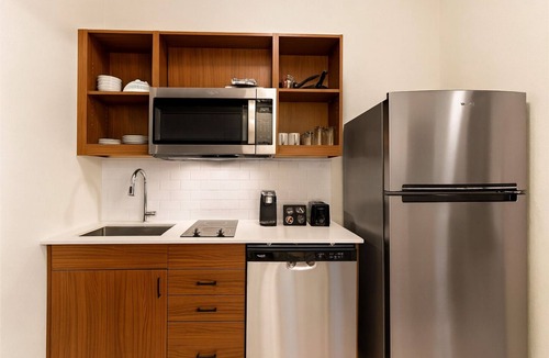 Newnan Hotel | Comfortable Suite Perfect for Business Travelers – Workstation Included