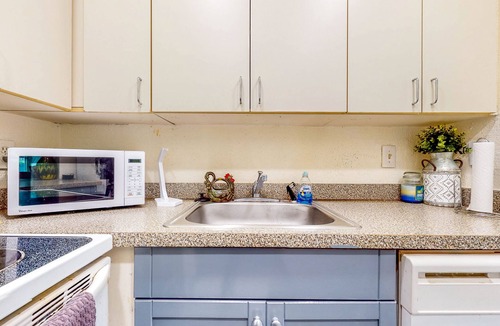 Margate House | Comfortable Townhouse with Pool Access, Full Kitchen & W/D - Dog-Friendly