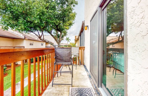 Margate House | Comfortable Townhouse with Pool Access, Full Kitchen & W/D - Dog-Friendly