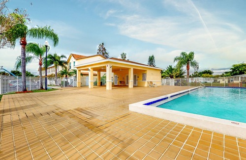 Margate House | Comfortable Townhouse with Pool Access, Full Kitchen & W/D - Dog-Friendly