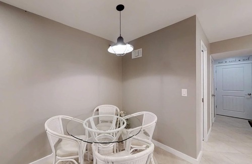 Hilton Head Island Condo | Comfortable Villa with Shared Pool, Courtyard, and Balcony - Walk to Beach