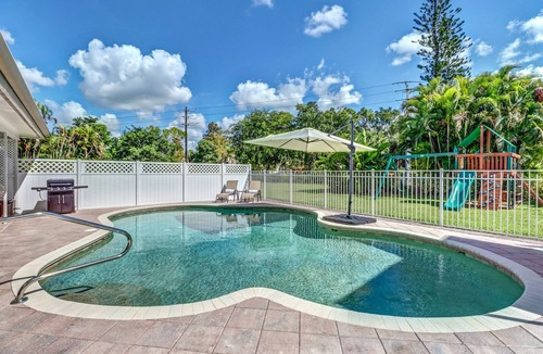 Kings Lake House | Comfortably-Chic, Pool Home Retreat, Old Naples, Beaches, Shops & Restaurant