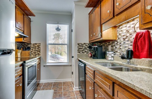 Summerville Condo | Comfy Augusta Condo w/Deck ~ 4 Mi to Olde Town