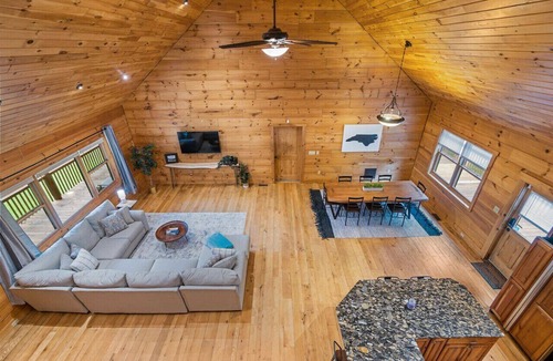 Black Mountain Cabin | Comfy Cabin w/Hot Tub, 5 min to Dwntwn BlkMnt