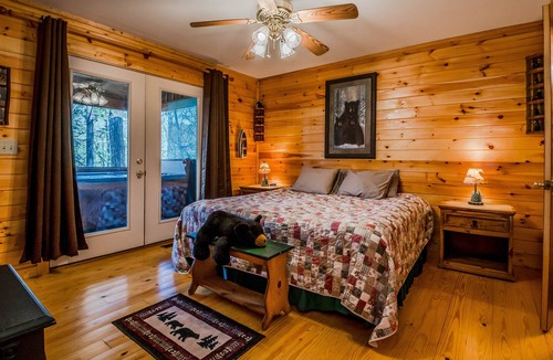 Sautee Nacoochee Cabin | Comfy Cabin w/6 BRs! HOT TUB, FIREPLACE, GAME ROOM, WIFI! Only 8 mins to Helen!