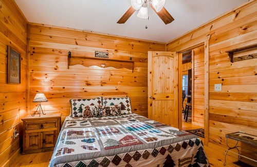 Sautee Nacoochee Cabin | Comfy Cabin w/6 BRs! HOT TUB, FIREPLACE, GAME ROOM, WIFI! Only 8 mins to Helen!