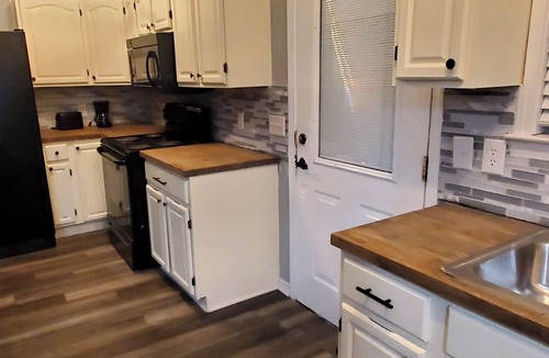 East Hill House | Comfy home near Downtown, Beaches and Shopping