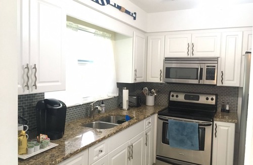 Venice East House | Comfy home w/screened in lanai, near golf, shops, 5 miles to beautiful beaches!