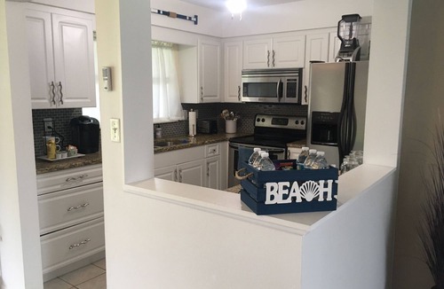 Venice East House | Comfy home w/screened in lanai, near golf, shops, 5 miles to beautiful beaches!