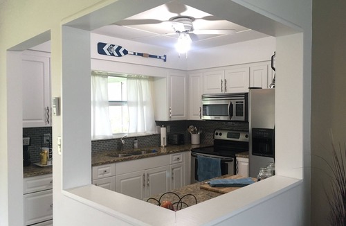 Venice East House | Comfy home w/screened in lanai, near golf, shops, 5 miles to beautiful beaches!