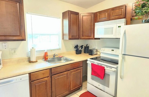 Pine Castle House | Comfy House Minutes from Airport & Near Attractions