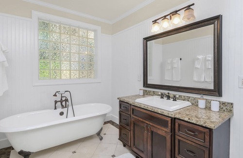 Columbia House | Comfy West Columbia Get-Away