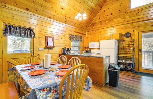 Sevierville Cabin | Community Pool! Sevierville Stay w/Hot Tub