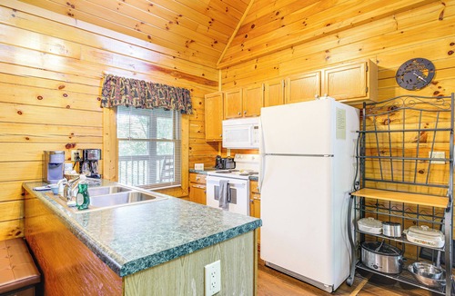 Sevierville Cabin | Community Pool! Sevierville Stay w/Hot Tub