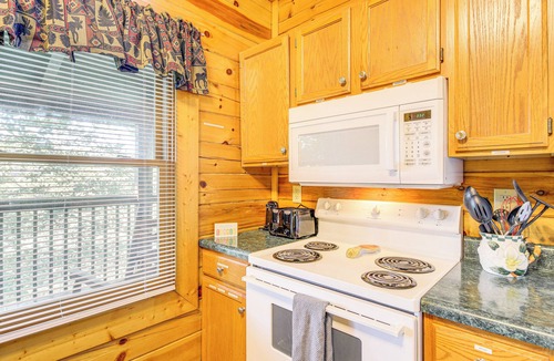 Sevierville Cabin | Community Pool! Sevierville Stay w/Hot Tub