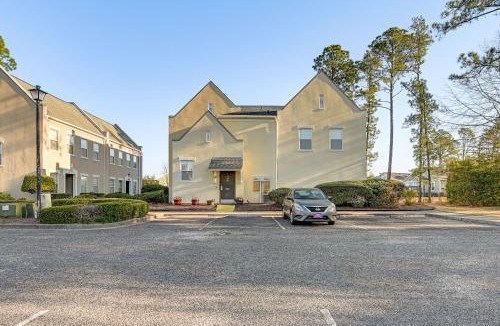 Red Hill House | Community Pool & Tennis Court: Myrtle Beach Condo