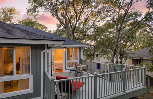 Twin Oaks House | Conch Cottage by AvantStay | Walk to Beach, Deck, Fireplace, Outdoor Dining