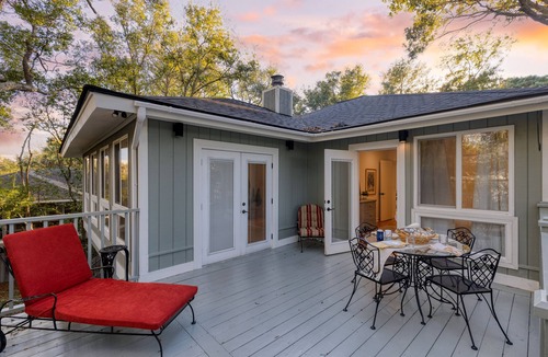 Twin Oaks House | Conch Cottage by AvantStay | Walk to Beach, Deck, Fireplace, Outdoor Dining