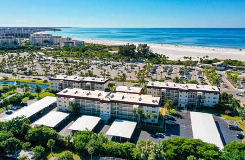Siesta Key Condo | Condo# 107 Two minutes walk to the Beach!